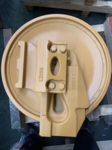 أجزاء الهيكل السفلي للبلدوزر D65EX-12 - عجلة شد الجنزير (Idler)