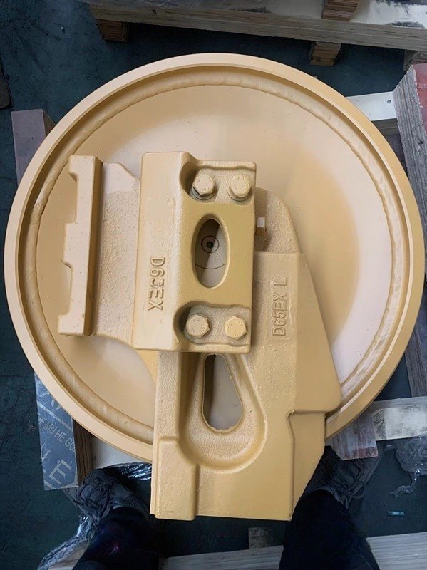 أجزاء الهيكل السفلي للبلدوزر D65EX-12 - عجلة شد الجنزير (Idler)